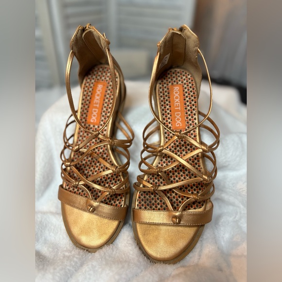 NWOT Rocket Dog Metallic Gold Somma Caged Sandals Size 6 - Picture 1 of 10